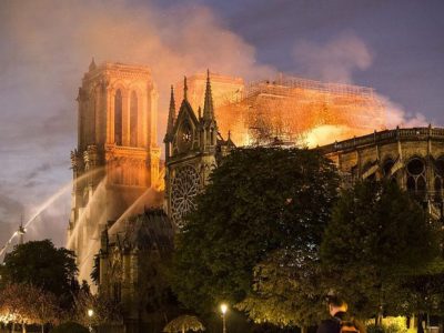 NOTRE-DAME DE PARIS Ô REINE DE DOULEUR : L&rsquo;Histoire en flammes
