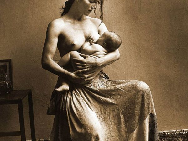 NÉ D&rsquo;AUCUNE FEMME : Entre ombre et lumière, un hymne à la résilience